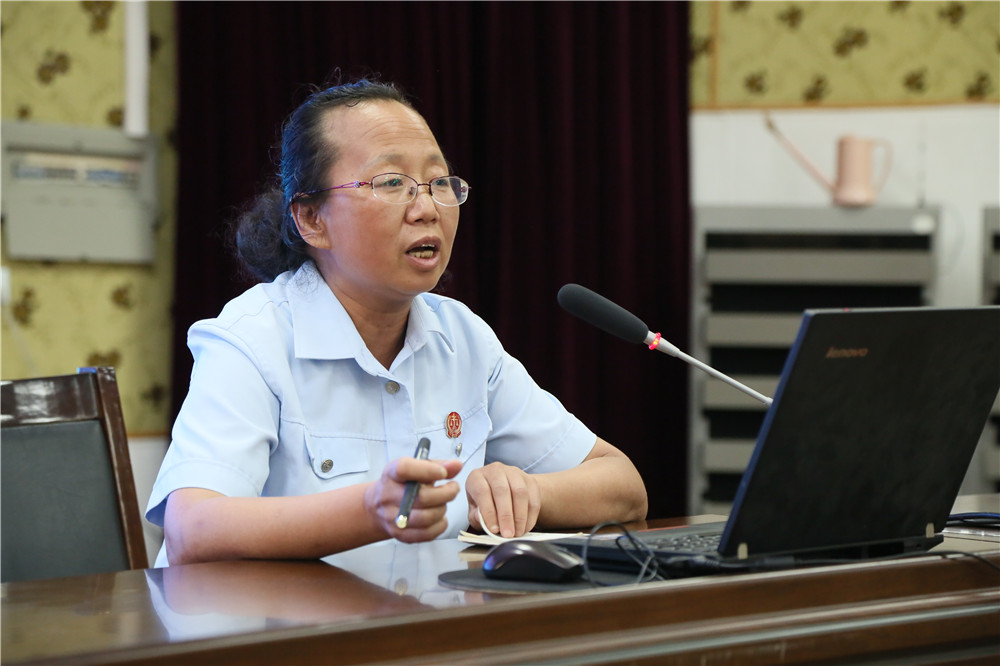 图2：孙玉明副庭长给学生们上法治课