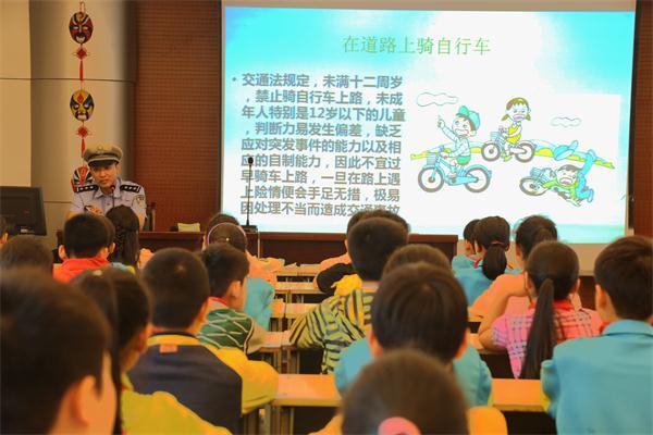 王指导员告诫孩子们：未满12周岁，禁止骑自行车上路