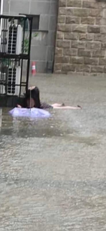 空调外机|雨天远离空调外机和电杆！周口某小区一女孩不慎触电昏厥