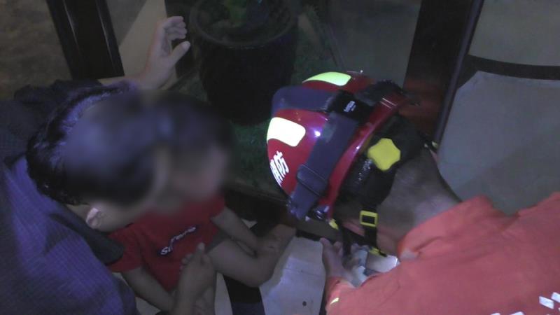 旋转门|调皮男孩脚卡旋转门 周口消防一杆撬杠3分钟成功救援