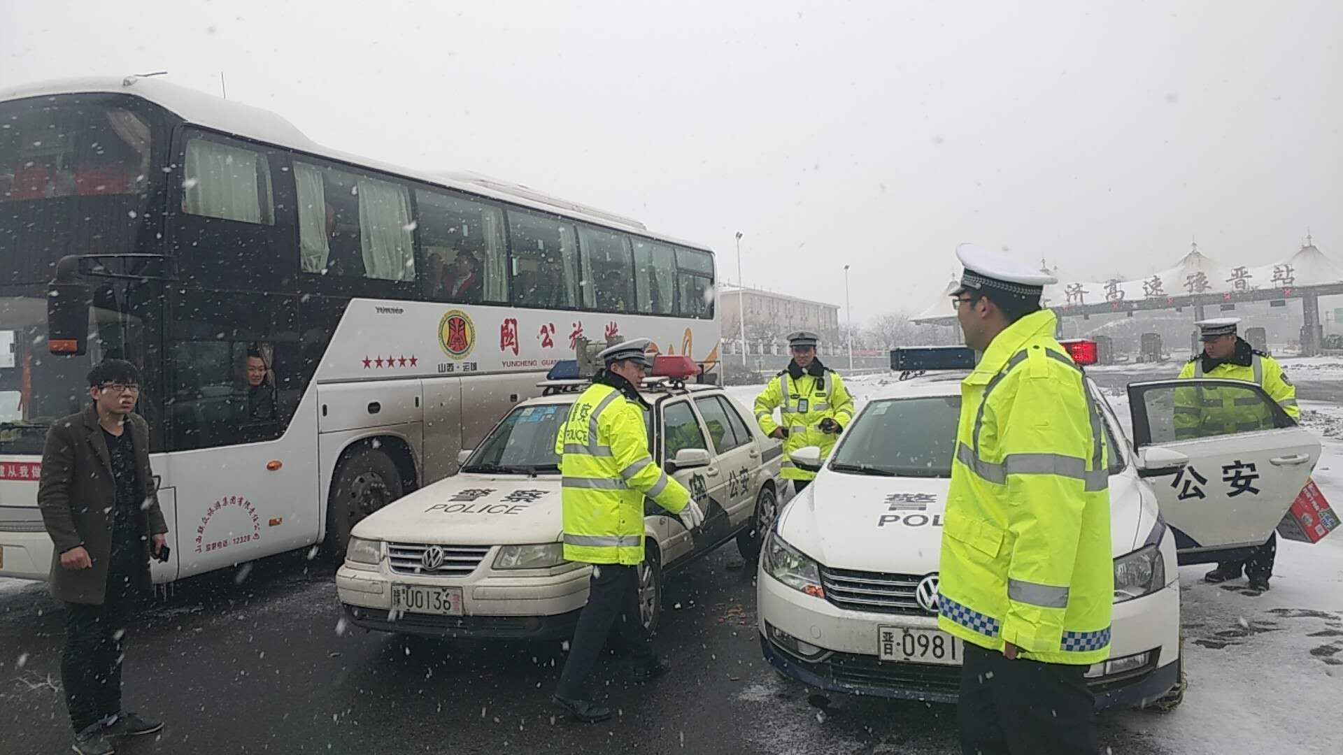 视频 | 积极联勤联动除雪除冰，豫晋两地高速交警护航滞留车辆-大河新闻