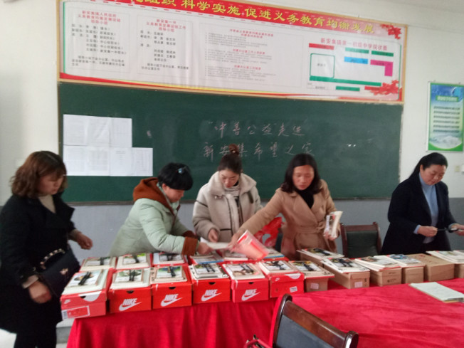 周口志愿者走进“爱心之家” 25名孤儿享受爱的温暖