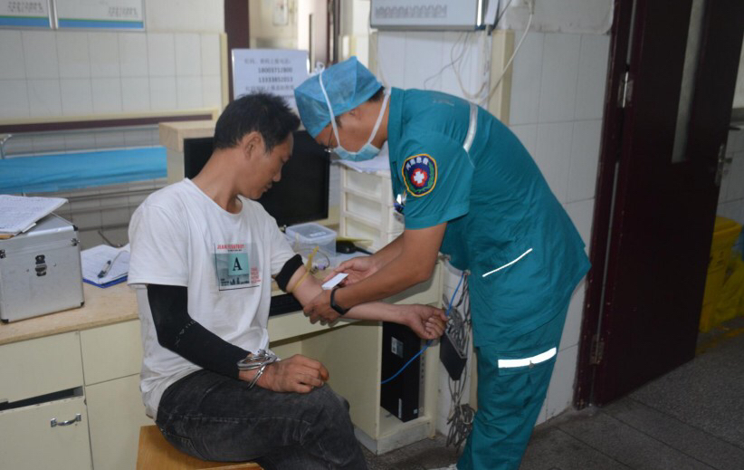 淡定哥|“淡定哥”酒后驾车撞“穿”路边围墙后，坐路边继续豪饮……