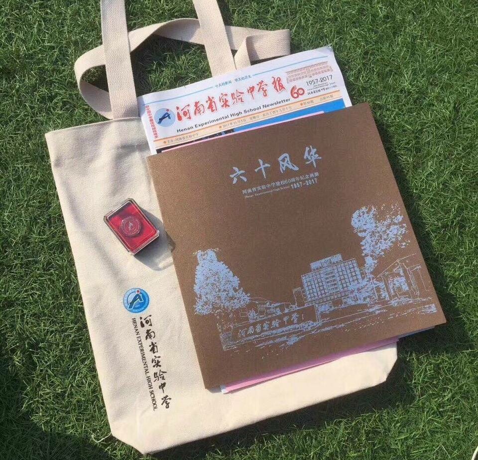 校友纪念徽章合影_河南省实验中学网站_河南省实验中学60周年校庆