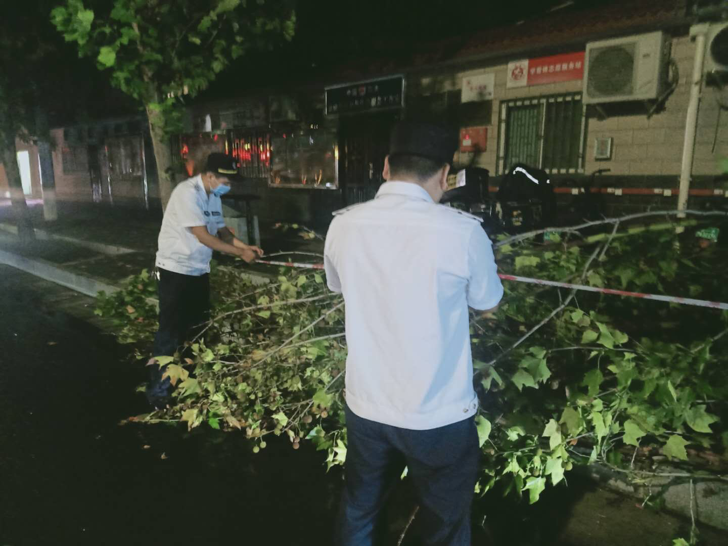 围挡|一阵狂风暴雨，郑州街头20多米长的施工围挡被刮倒