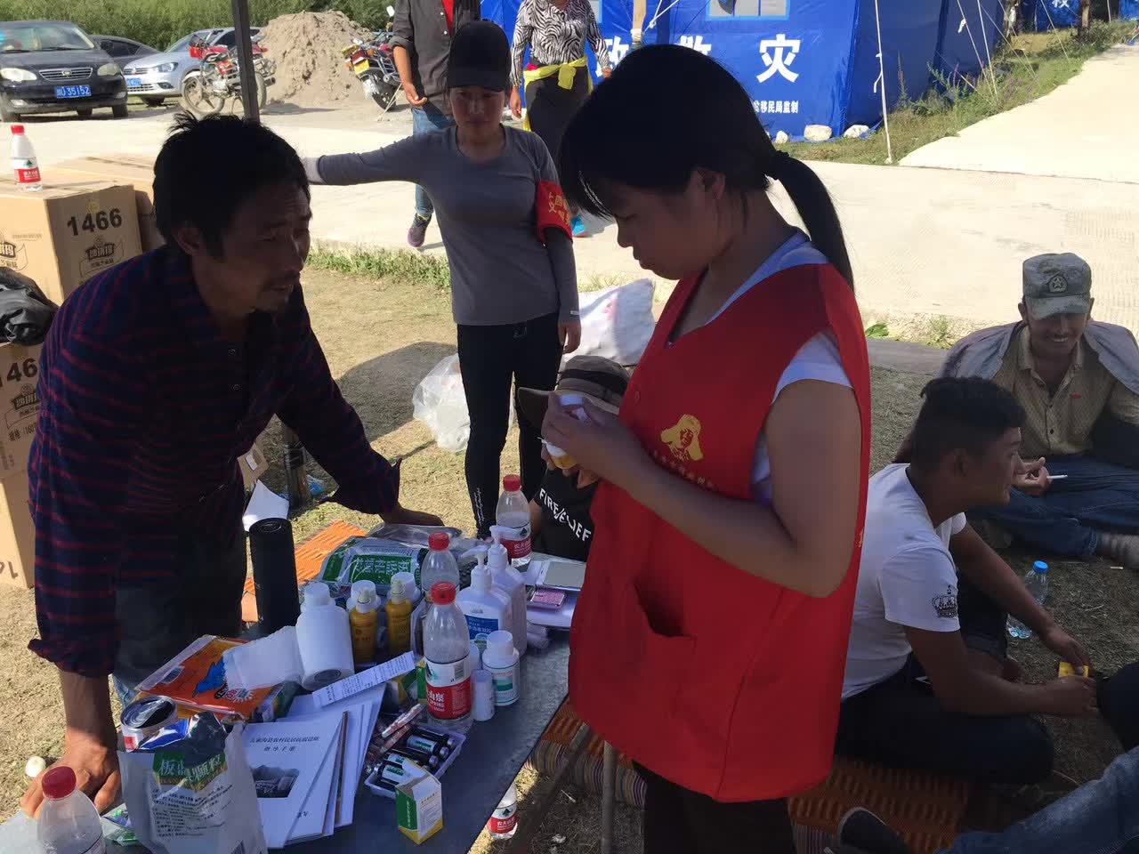图为王秀娟同学为灾民处理外伤、配发药品 (2)