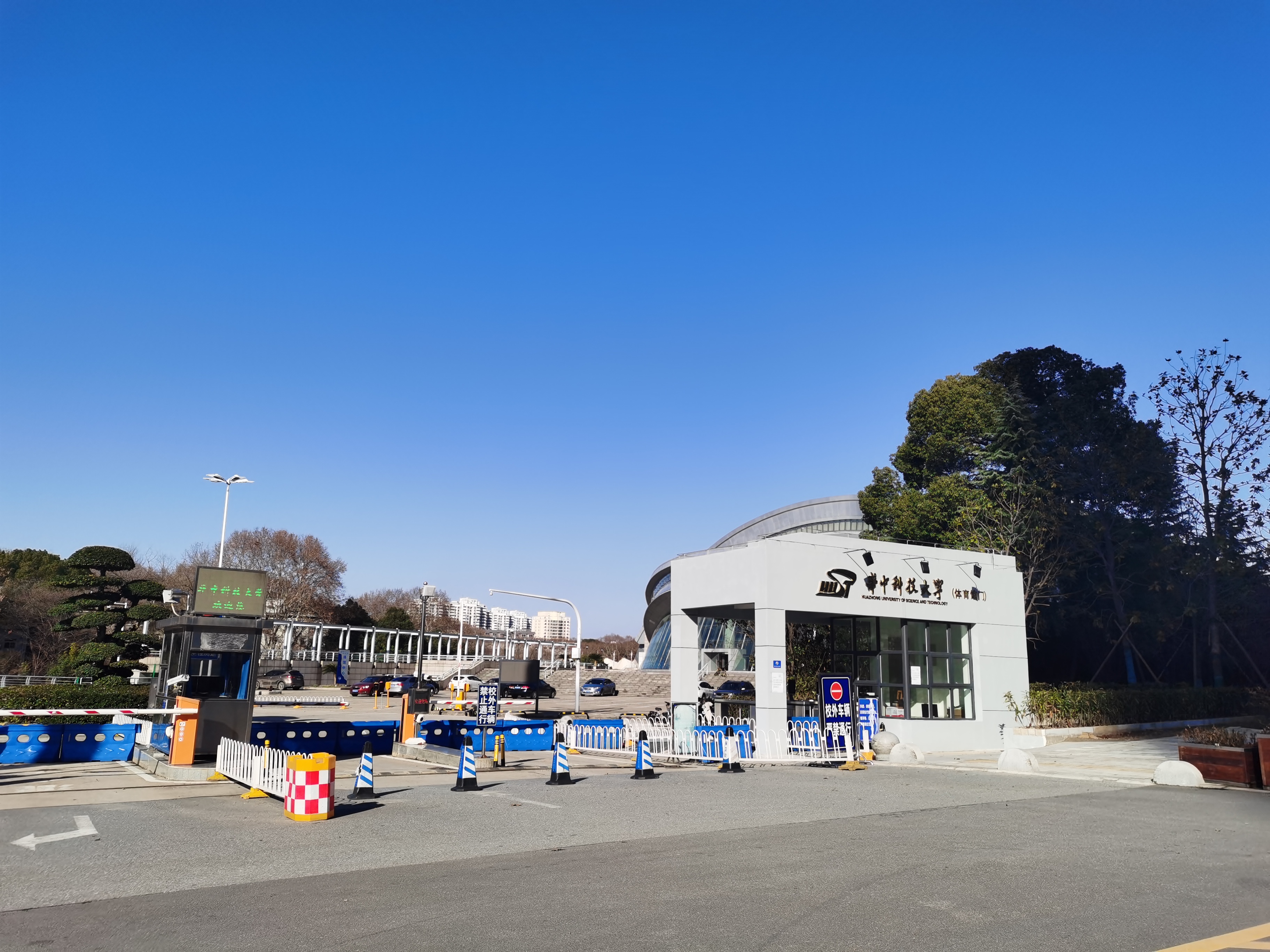 2月16日,华中科技大学多座校门封闭,格外寂寥.