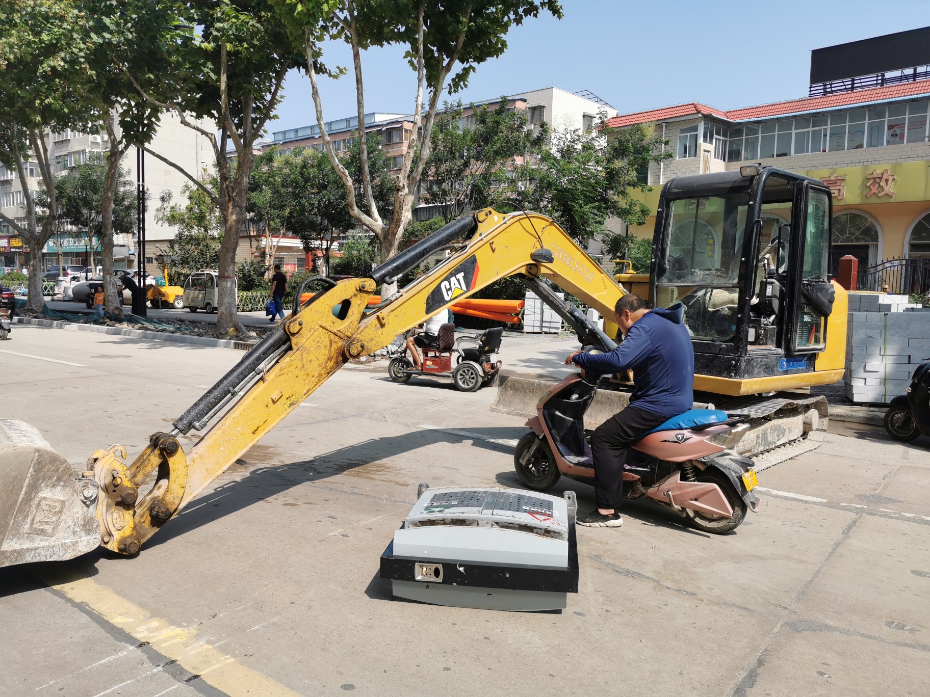 高峰期，不经审批，不打“招呼”，开封市汉兴路被人用挖机和垃圾箱堵断市民不满：这家施工企业真“霸道”