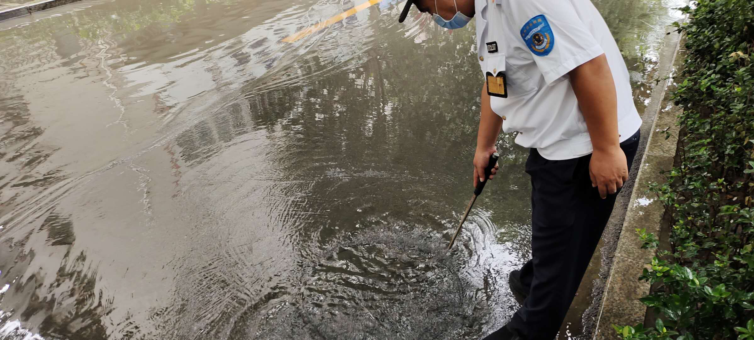 水污染|窨井堵塞污水横流 马路变身“臭水河”