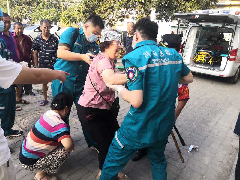 社会万象|六旬大妈从三轮车上摔下头破血流，众人纷纷出手相救