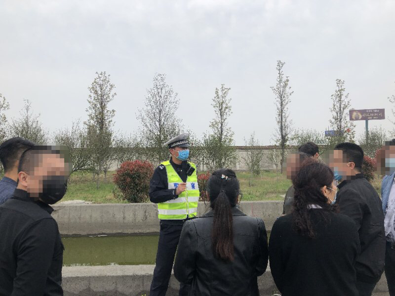 [应急车道]占用高速应急车道 10名司机集体受罚