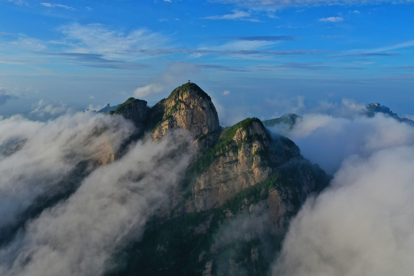 老界岭最高峰图片