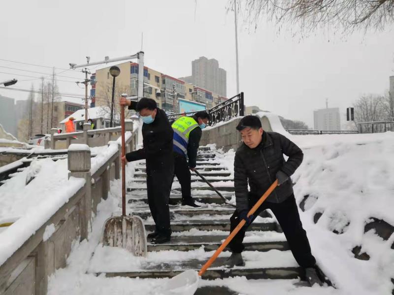 雪来豫暖丨郑州出动35600余人“战”冰雪 呼吁一起行动“自扫门前雪”