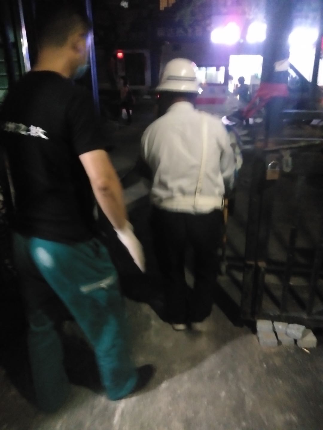 |双节长假首日 老人家中突发病热心人急救援