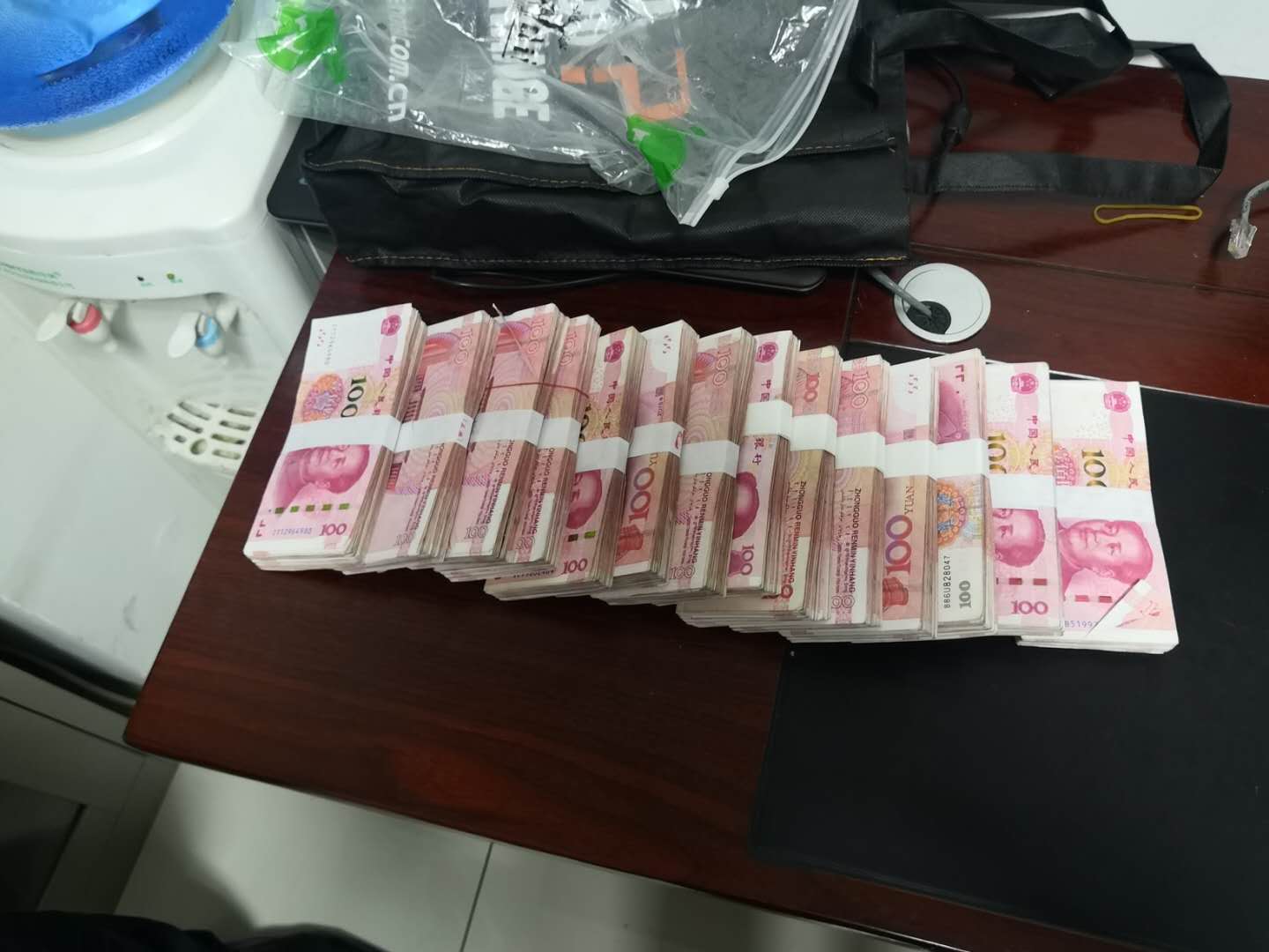 粗心男子14万现金遗忘出租车郑州民警巧用天眼帮寻回