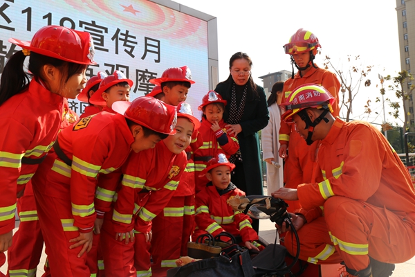 |郑州某小学发生火灾有师生被困? 消防车驶入校园展开“紧急救援”