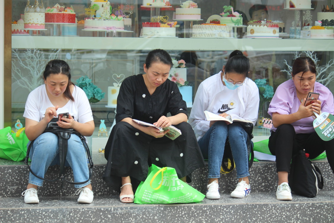 中考|大河中考｜周口考场外的“表情”：家长拿着手机胡乱翻，比孩子焦急