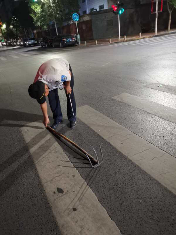 |半夜三更，谁在马路上扔了个钉耙？