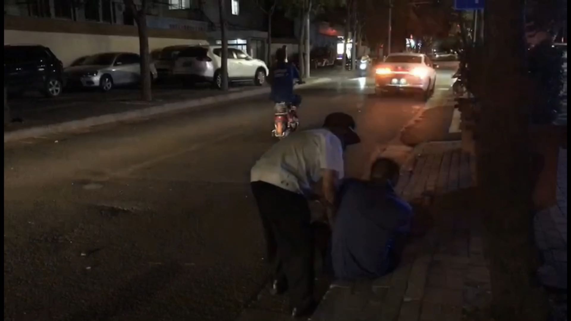 法制|暖！雨夜醉酒男躺倒在马路边 一车主打开双闪停其身旁