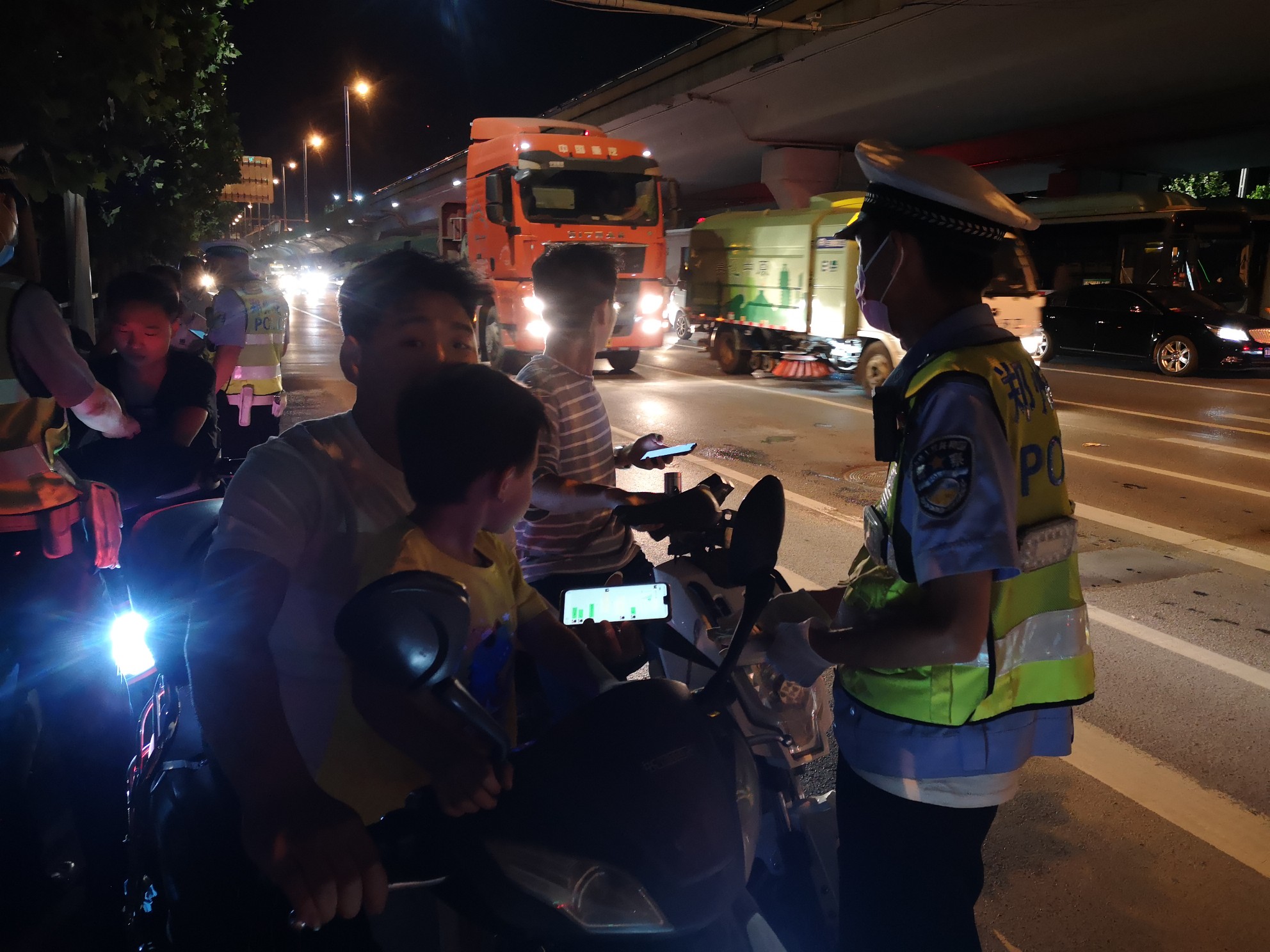 5月28日晚,在郑州西三环和中原中路交叉口,交警二大队对过往非机动车