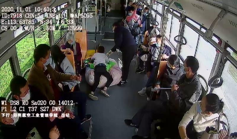 |公交车这一幕：妈妈当众打骂熊孩子，却遭丈夫扇耳光