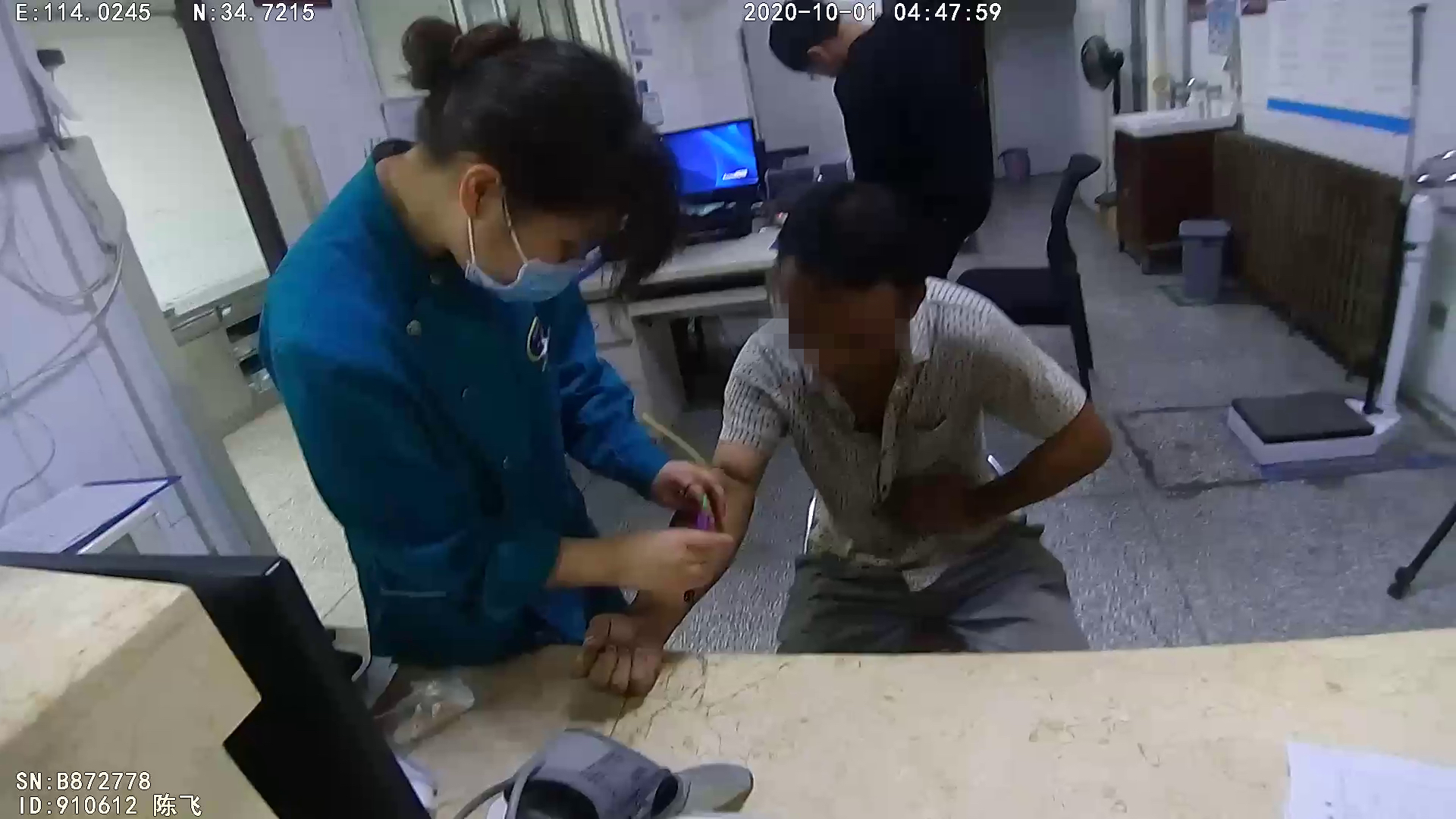 |奇怪，这辆小轿车为何凌晨长时间停在十字路口不动？