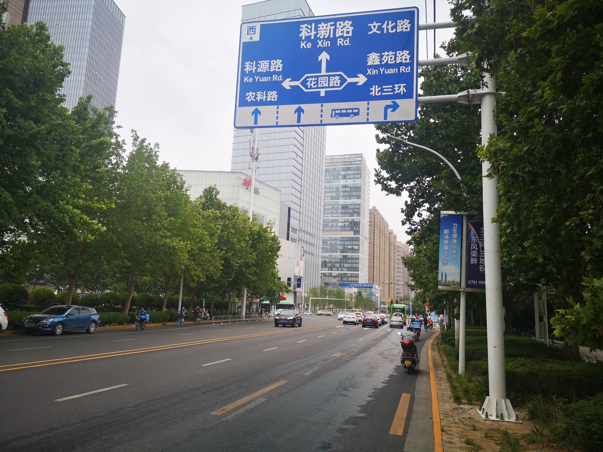 郑州花园路与东风路路口空中指示牌和地面标线不统一 过往司机有点蒙