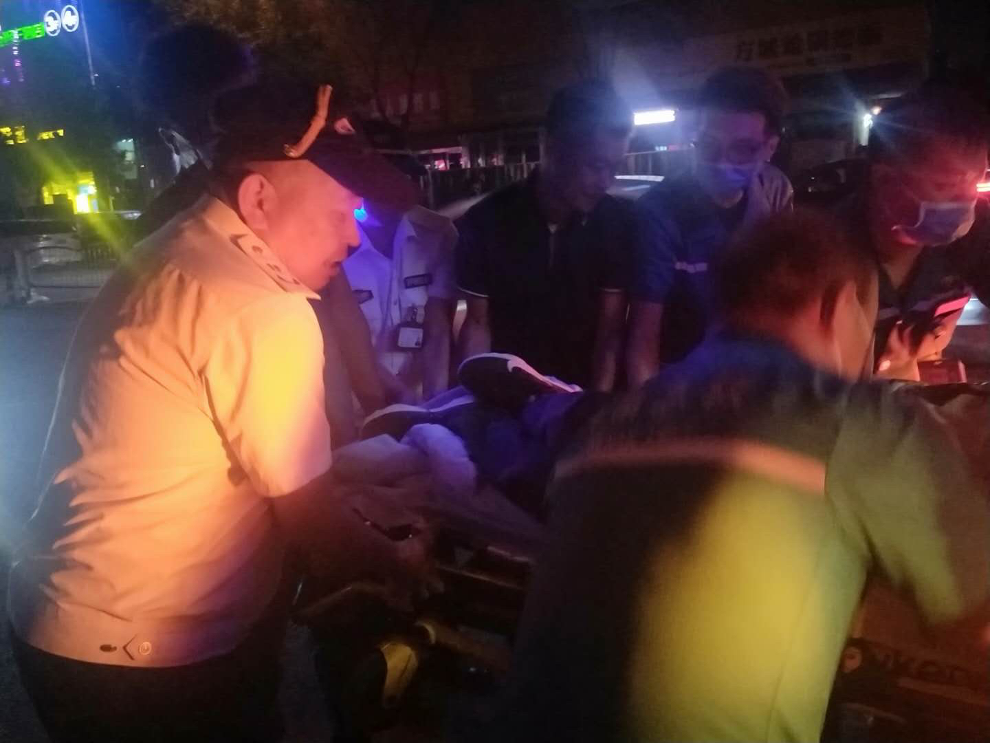 法制|朋友醉倒街头不省人事 男子吓得慌忙求助