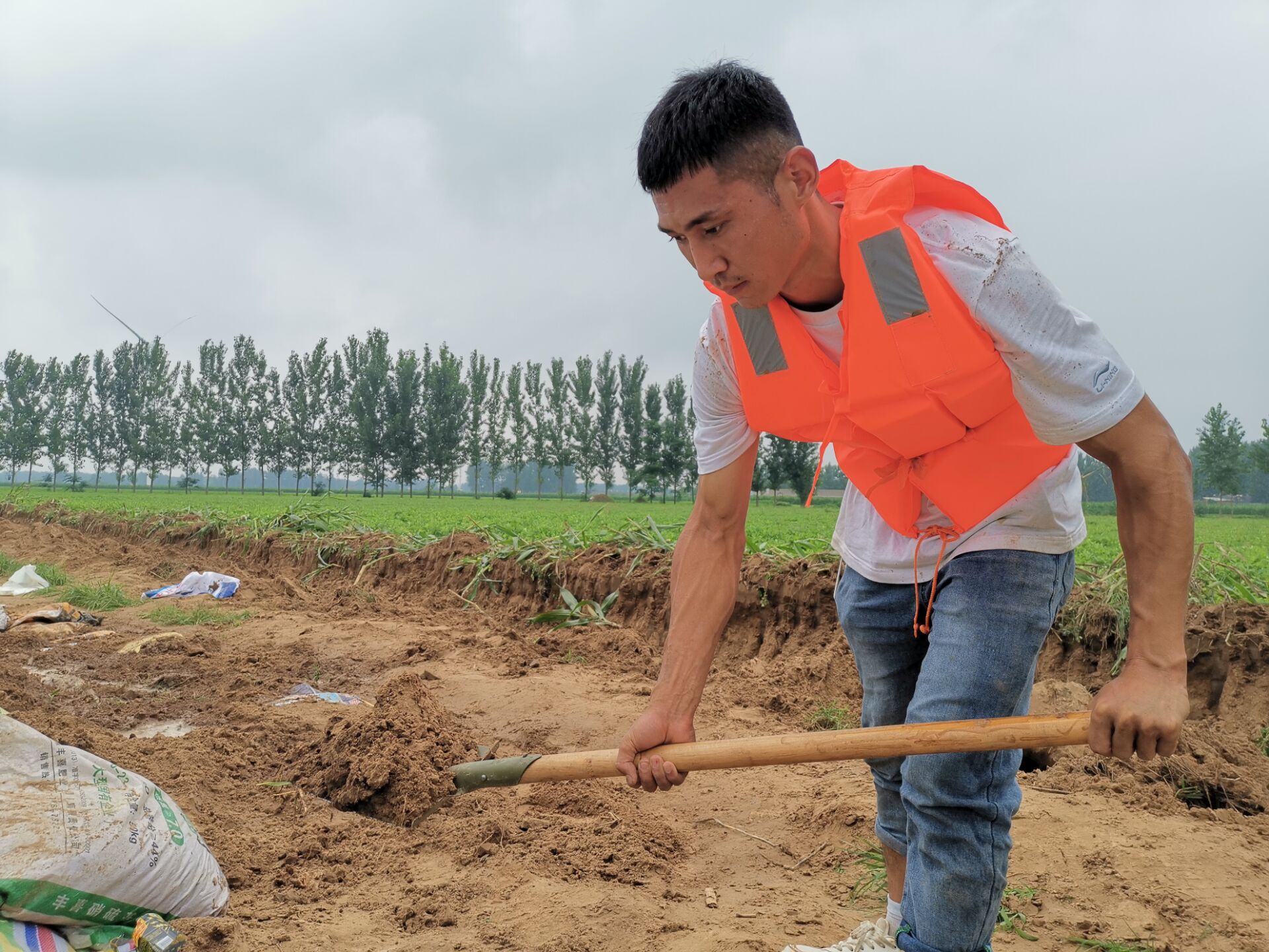 传承抗洪精神李向群班班长返乡休假遇汛情主动请缨上一线