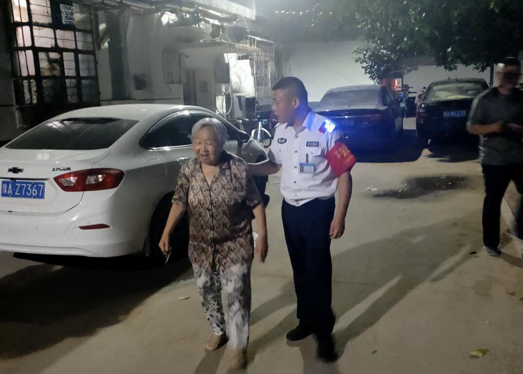 社会万象|老人丢了家门钥匙急得团团转，热心人爬上二楼帮老人开门