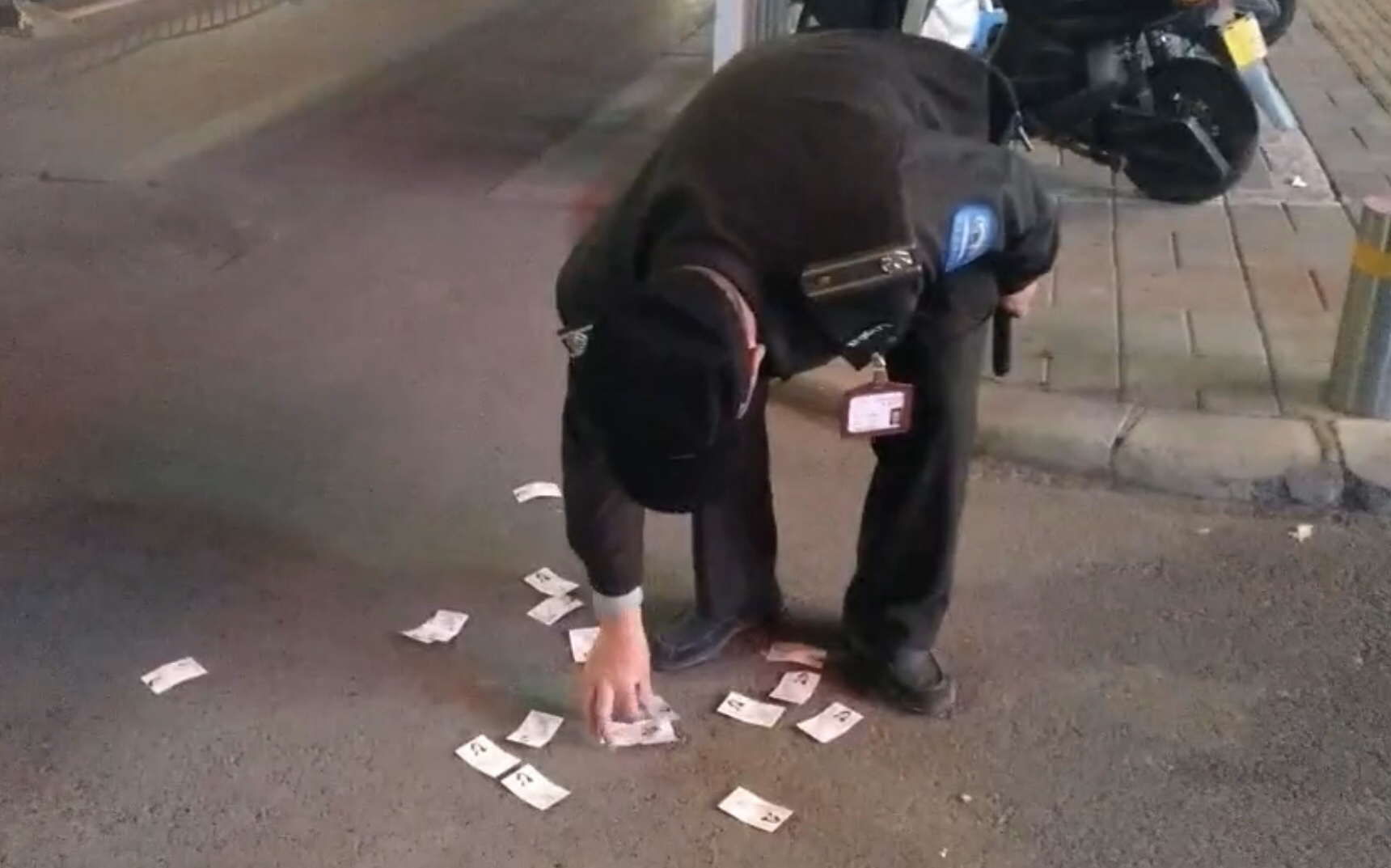 |酒店门前散落大量色情卡片 热心人一一捡起销毁