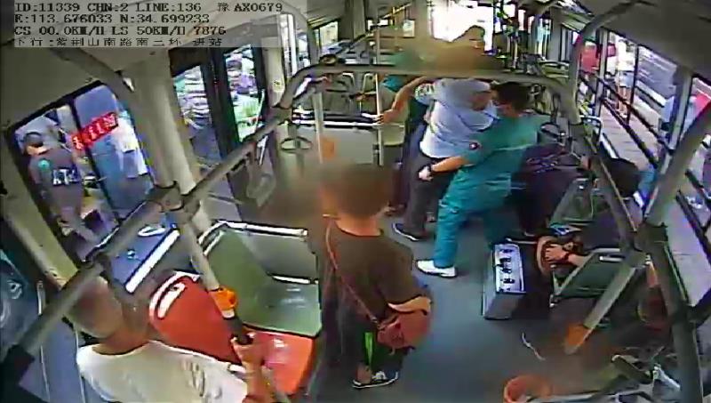 朱强|乘客车厢内突发癫痫 家人接到报信电话误以为是骗子？