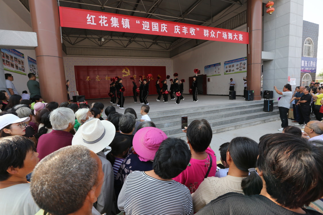 本届活动的举办地在西华县红花镇龙池头村,这曾是一个贫穷落后的"绝望