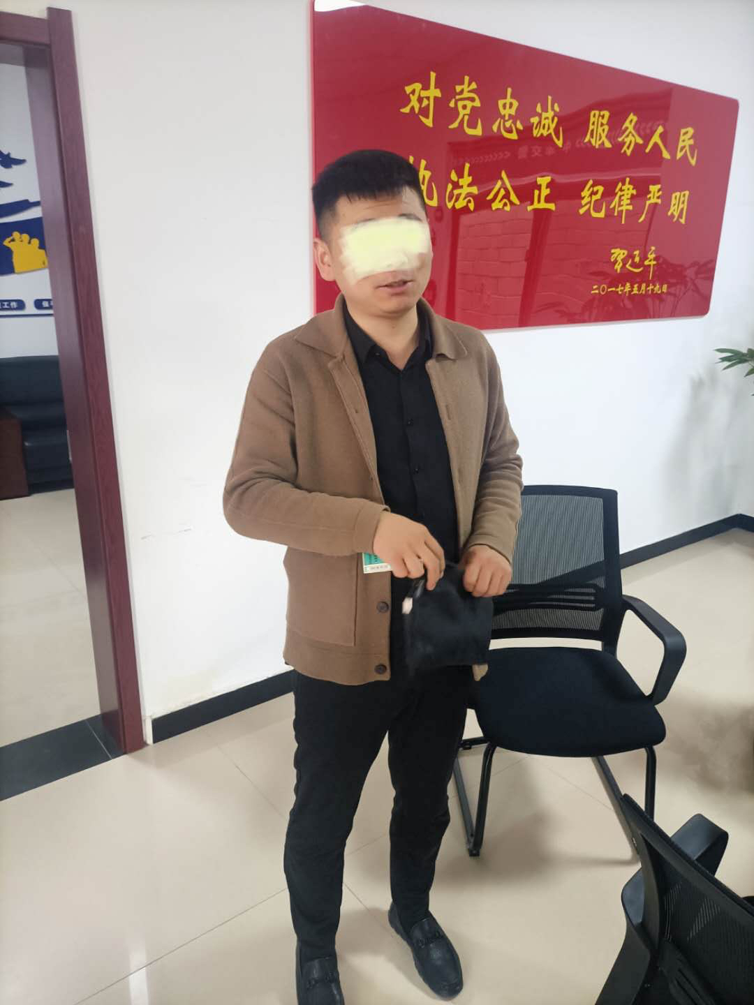 |群众拾到钱包帮忙找失主 清扫马路散砂石，这几位交警有点忙......