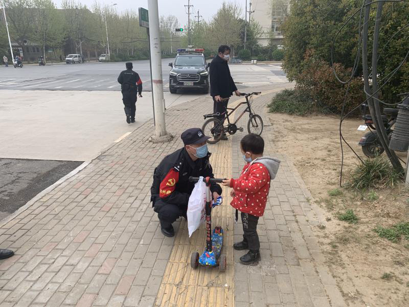 法制：暖心！3岁幼童找不到妈妈路边大哭，幸亏遇到他们