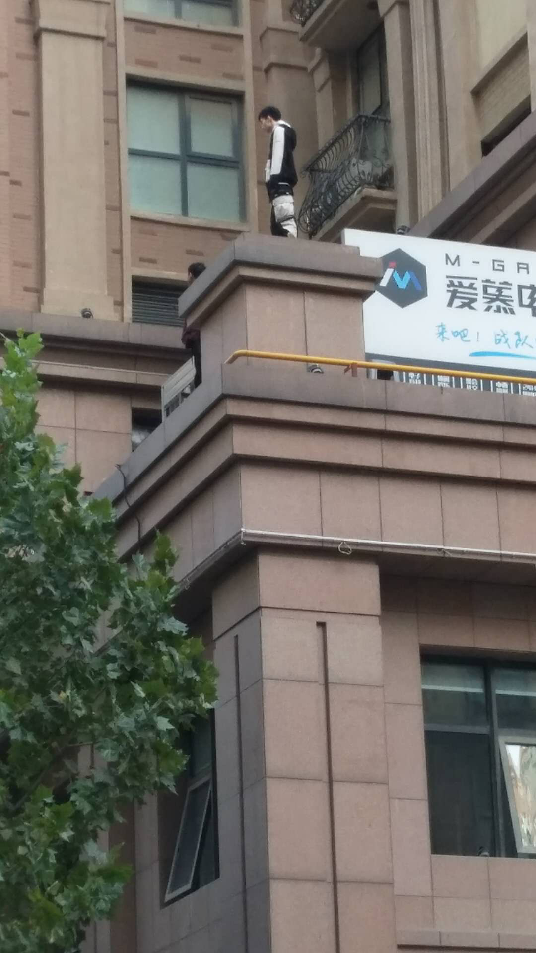 |郑州一男子扬言要跳楼 民警耐心劝说后......