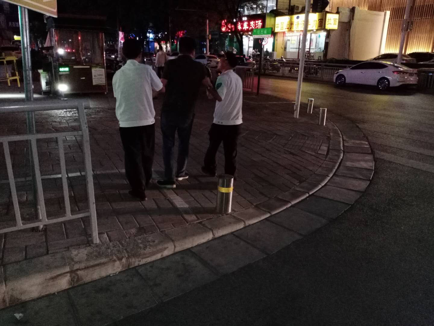 花坛|男子喝多后，倒在马路隔离花坛里呼呼大睡