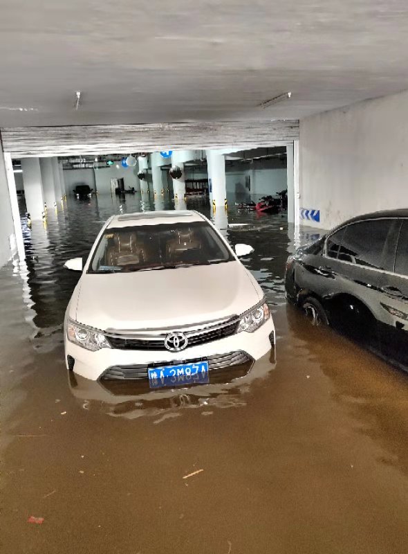 鄭州一小區地下車庫成河10餘輛車遭淹