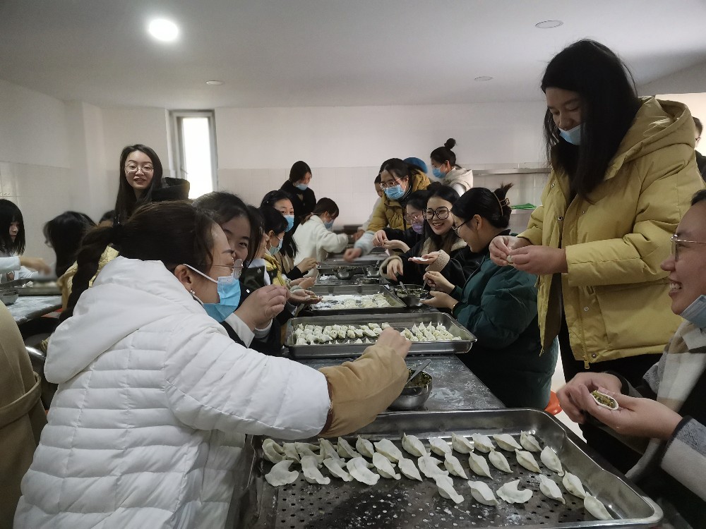 郑州市管城区第二实验小学开展冬至包饺子幸福七彩园主题活动