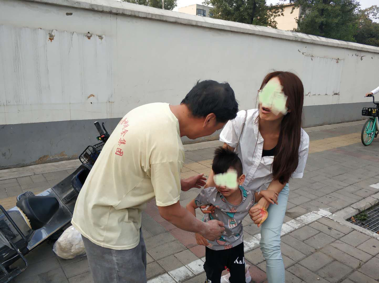 人行道|男子骑电动车上了人行道，3岁男童被撞伤