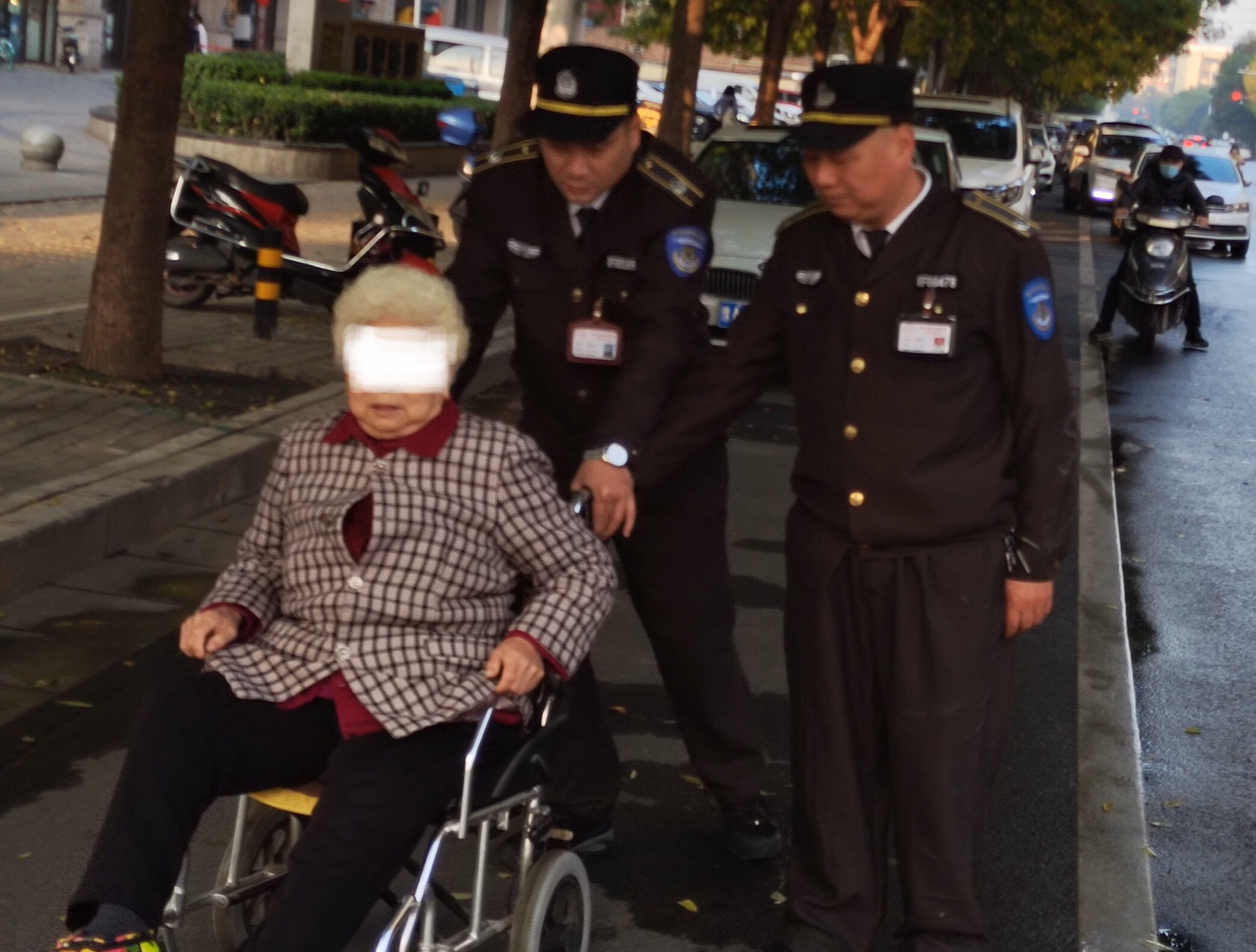 |大妈坐着轮椅去买保健品 途中迷路被热心人送回家