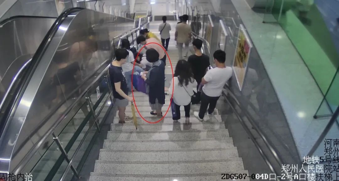 地铁|郑州一小伙地铁口突然倒地浑身抽搐，他们直接冲了上去……