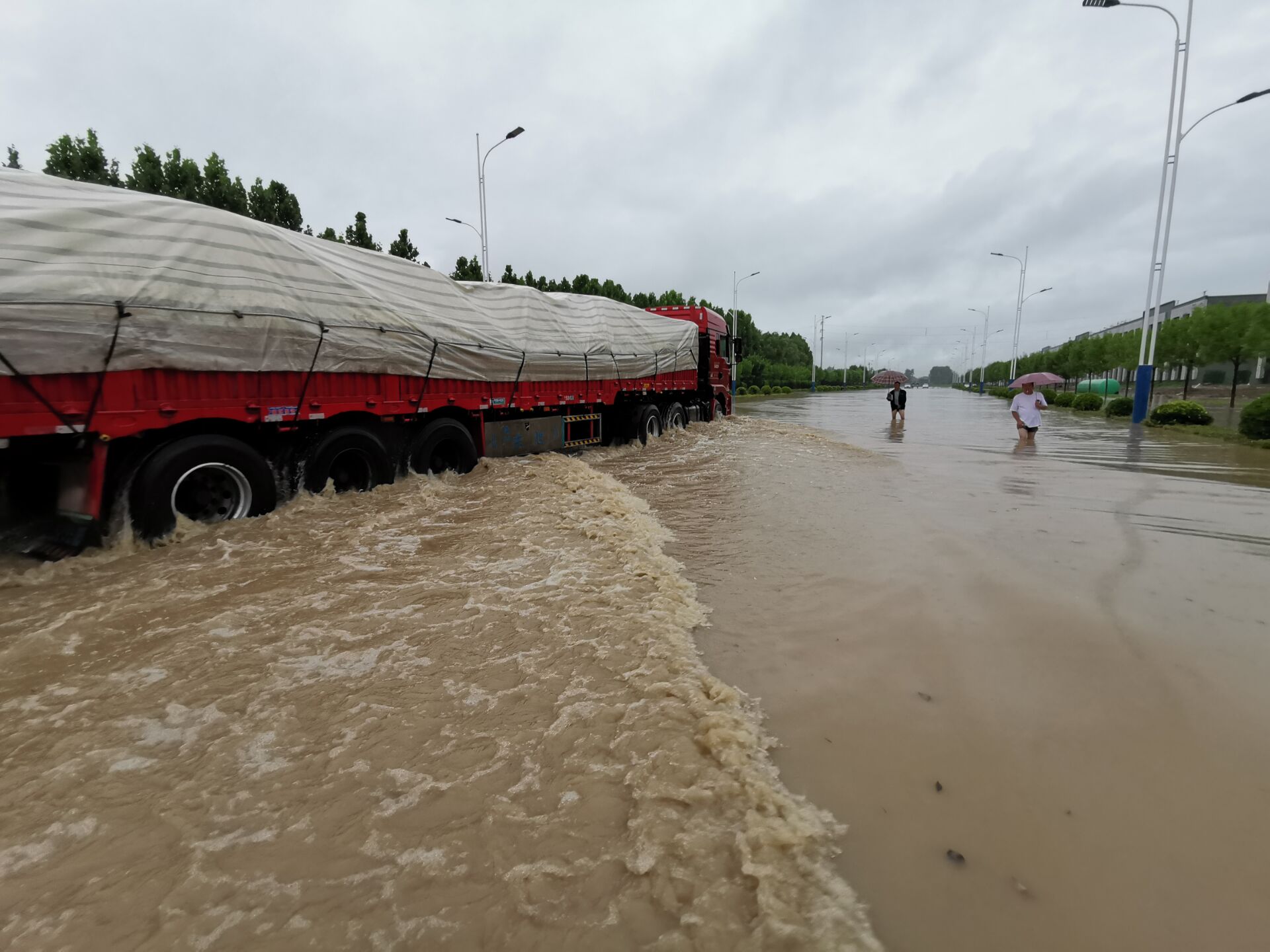 暴雨之下  周口积水路段"冰火两重天"