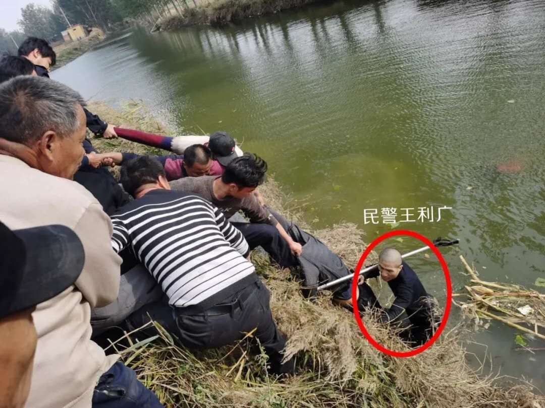 |生死时刻!濮阳一男子不慎落水 民警纵身跳入河中