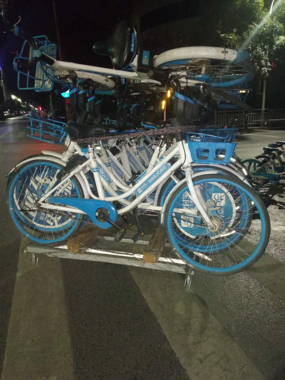 单车|好险！小伙骑着平板加长三轮运送共享单车，拐弯太急翻车被“埋”