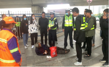 |老人摔倒受伤，交警紧急救援