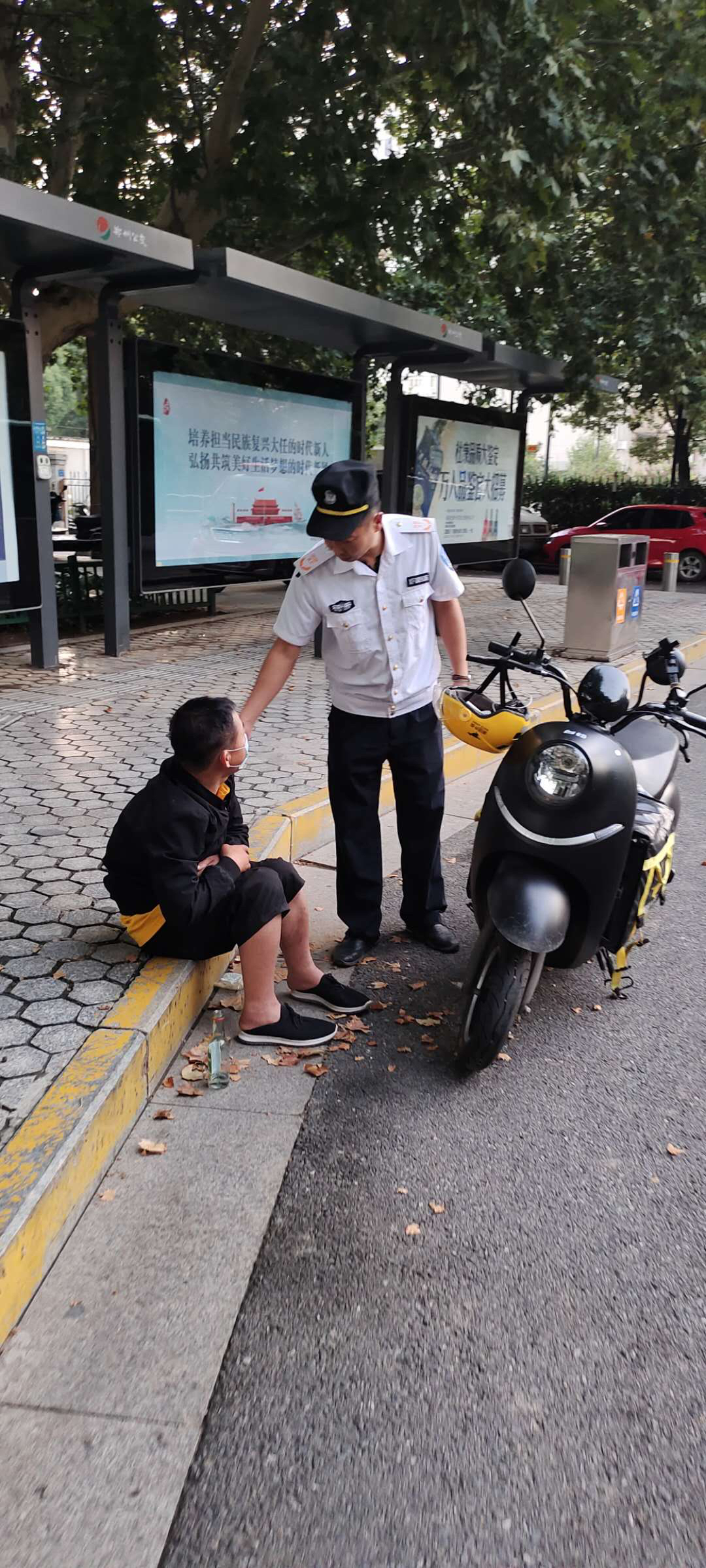 外卖小哥|心疼！外卖小哥半夜送餐后丢失手机，借酒消愁醉倒街头