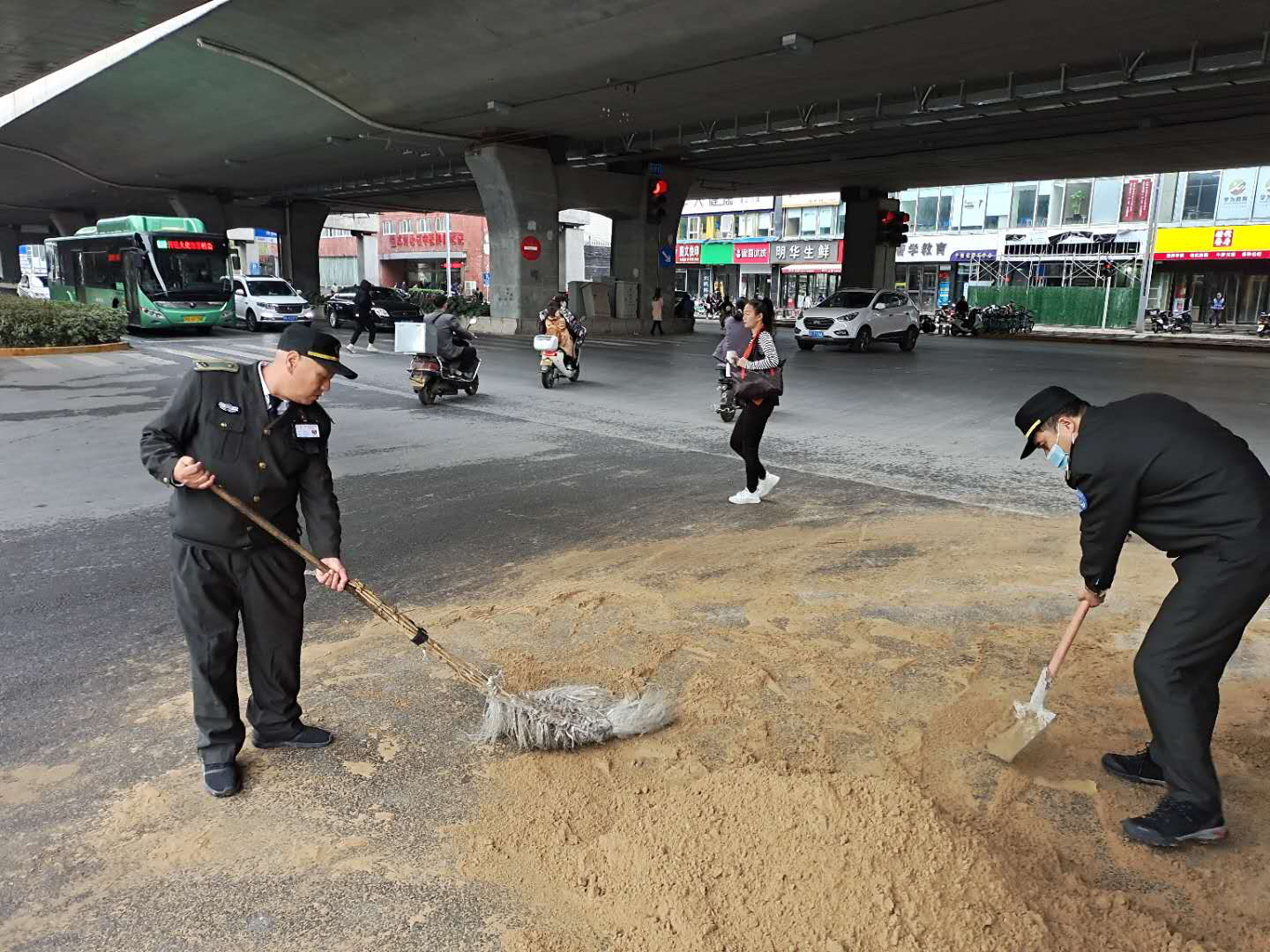 |大货车超高拉沙从高架桥下经过时被“削平”，落下一地沙子扬长而去……