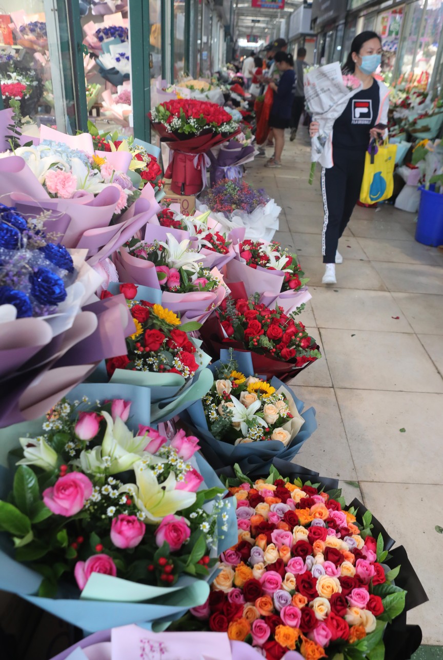 花|七夕到鲜花俏：玫瑰身价见涨 花店通宵忙碌