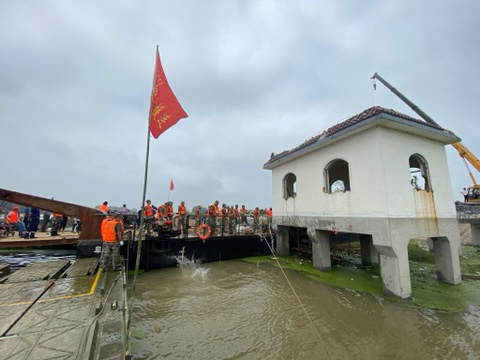 |独家丨安徽颍上淮河大堤，近百台挖掘机抢修600米临时圩堤拦洪水